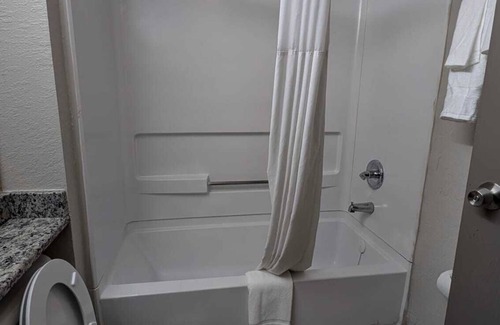 Pinecrest West Park Hotel | Days Inn & Suites by Wyndham Tampa/Raymond James Stadium