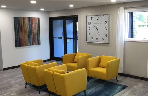 Springdale Hotel | Days Inn & Suites by Wyndham Cincinnati North