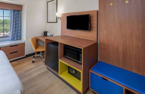 Greeley Hotel | Days Inn & Suites by Wyndham Greeley