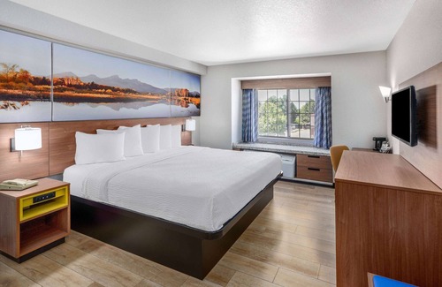 Greeley Hotel | Days Inn & Suites by Wyndham Greeley