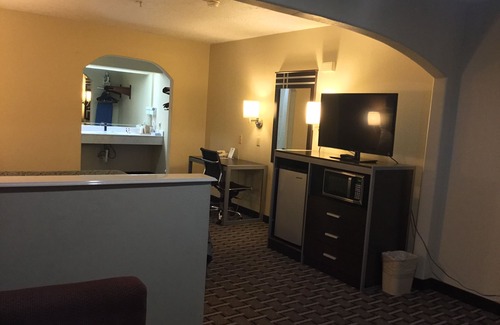 FM 1960 Hotel | Days Inn & Suites by Wyndham Houston North/Spring