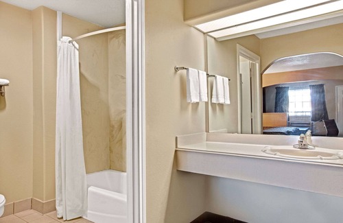 FM 1960 Hotel | Days Inn & Suites by Wyndham Houston North/Spring