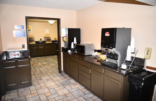 Kaukauna Hotel | Days Inn & Suites by Wyndham Kaukauna WI