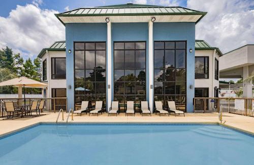 Savannah Hotel | Days Inn & Suites by Wyndham Savannah Midtown