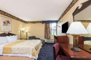 New Bedford Hotel | Days Inn & Suites by Wyndham Youngstown/Girard Ohio