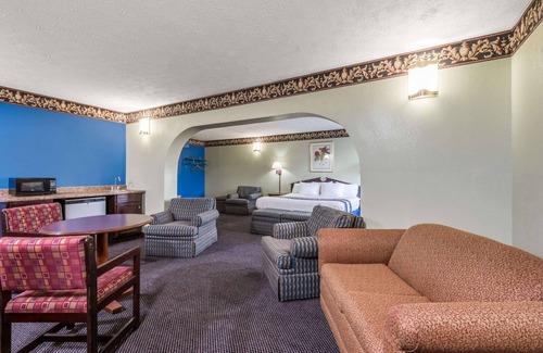 Girard Hotel | Days Inn & Suites by Wyndham Youngstown / Girard Ohio