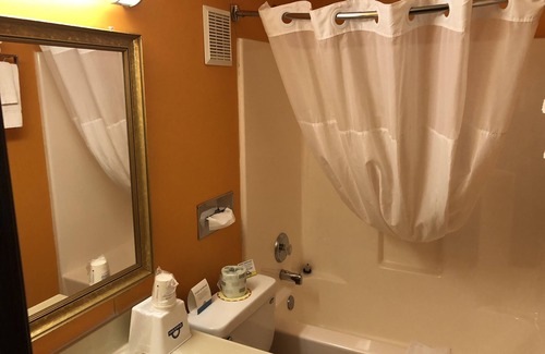Girard Hotel | Days Inn & Suites by Wyndham Youngstown / Girard Ohio