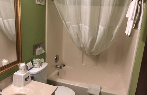 Girard Hotel | Days Inn & Suites by Wyndham Youngstown / Girard Ohio