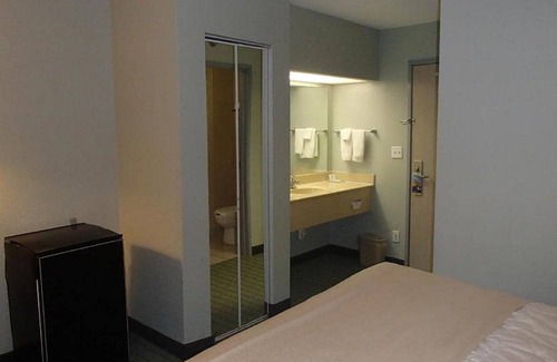 South Side Hotel | Days Inn & Suites by Wyndham Corpus Christi Central