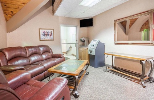 Lexington Hotel | Days Inn & Suites by Wyndham Lexington