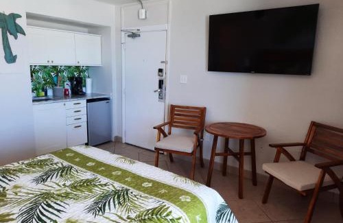 Daytona Beach Shores Hotel | Daytona Beach Hawaiian Inn