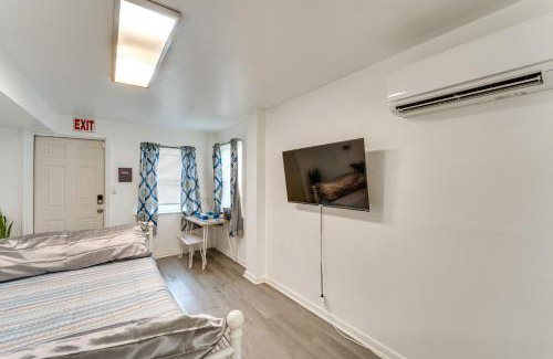 Smith's Memento Apartamento | Daytona Beach Studio Walk to Boardwalk and Pier!