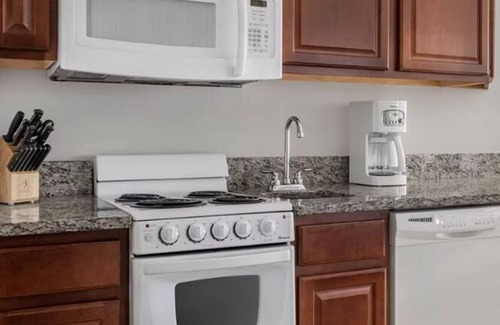 Kingston Apartamento | Daytona Speedweek! 2BR Deluxe Luxury Resort Condo on the Ocean! Family Friendly!