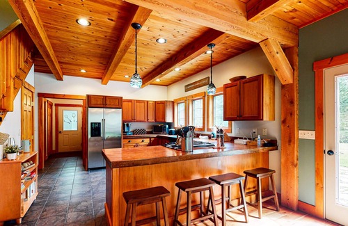 Kingfield Casa | Dazzling dog-friendly lodge with stunning views, game room, firepit & W/D