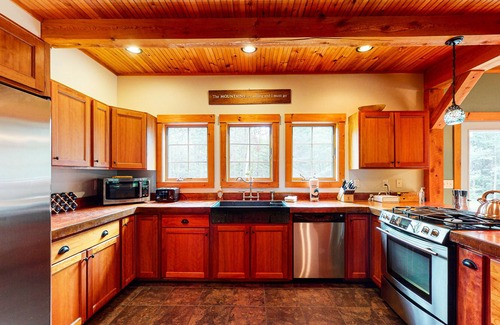Kingfield Casa | Dazzling dog-friendly lodge with stunning views, game room, firepit & W/D