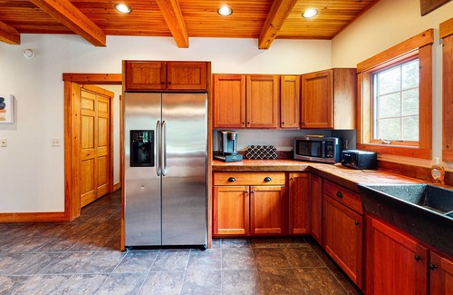 Kingfield Casa | Dazzling dog-friendly lodge with stunning views, game room, firepit & W/D