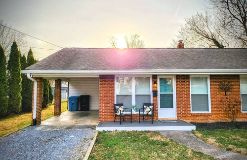 Roanoke Apartamento | Dazzling Duplex, Pets, Private Driveway, EV charging!