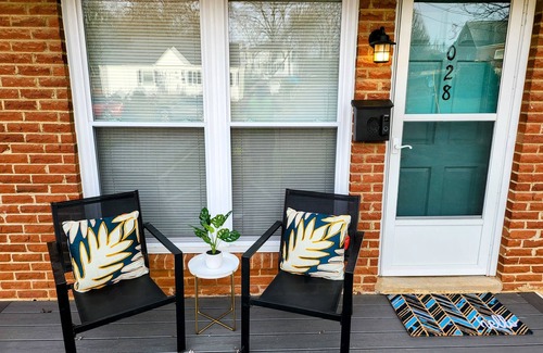 Roanoke Apartamento | Dazzling Duplex, Pets, Private Driveway, EV charging!