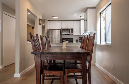 Queen Anne Casa | Dazzling Home in Queen Anne near Space Needle!