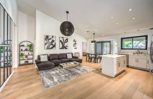 Green Valley North Apartamento | Old Mill | Chic Modern Bungalow in Green Valley!