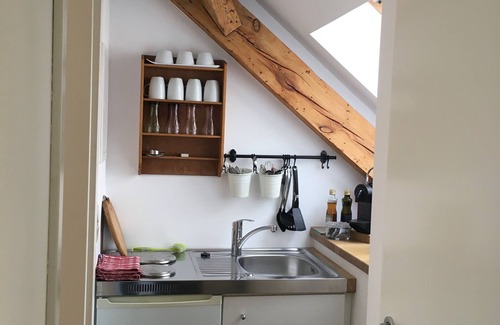 Westend Apartamento | Habitación en un ático tranquilo, bosque, agua,