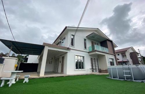 Si Rusa Villa | De Nadia Homestay