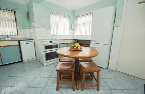 Rottingdean Casa | Dean Court Bungalow: 3 dormitorios, capacidad para 6 personas, estacionamiento, jardín, silla de ruedas accesible