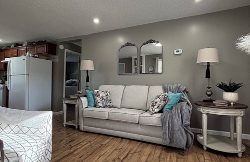 Abingdon Casa | Dean's Cozy Cottage, in the outskirts of Abingdon, Big deck and rocking chairs.