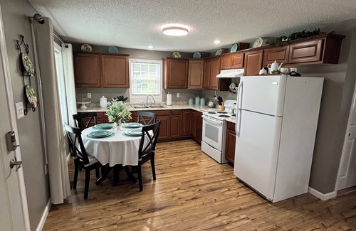Abingdon Casa | Dean's Cozy Cottage, in the outskirts of Abingdon, Big deck and rocking chairs.