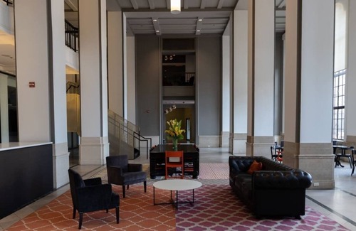 East Hyde Park Apartamento | Debonair HP 1BR with Fast Transit to UChicago