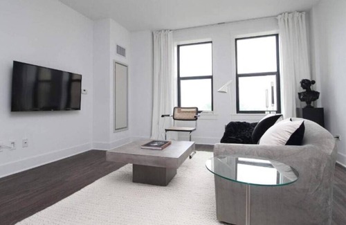 East Hyde Park Apartamento | Debonair HP 1BR with Fast Transit to UChicago