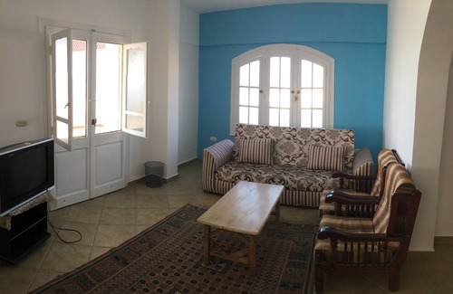 Marina El Alamein Chalet De Esquí | Techo de estilo rústico decente con increíbles vistas al mar.