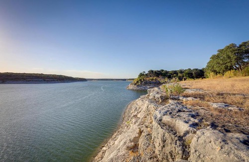 Temple Casa | Deck and Cliffside Belton Lake Views Temple Retreat
