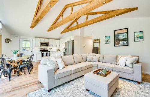 Pocono Lake Casa | Deck and Community Perks Bright Pocono Lake Home!