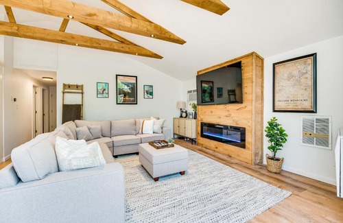 Pocono Lake Casa | Deck and Community Perks Bright Pocono Lake Home!