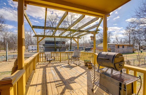 Tunica Casa | Deck and Fire Pit! Cabin Half-Mi to Tunica Lake