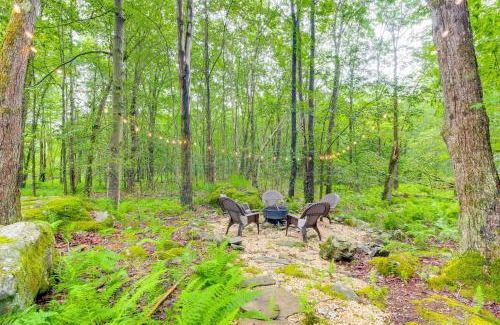 Pocono Lake Casa | Deck and Fire Pit Pet-Friendly Pocono Lake Abode!