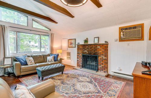 Pocono Lake Casa | Deck and Fire Pit Pet-Friendly Pocono Lake Abode!