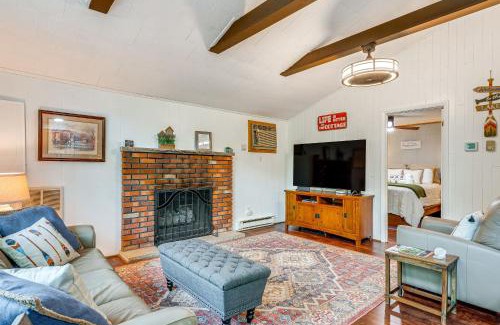 Pocono Lake Casa | Deck and Fire Pit Pet-Friendly Pocono Lake Abode!