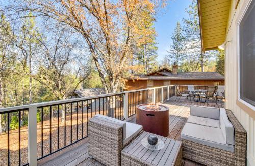 Groveland Casa | Deck and Fire Pit Pine Mountain Lake Getaway!