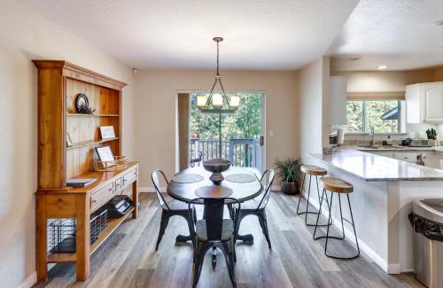 Pinetop-Lakeside Casa | Deck and Game Room Lakeside Blue Jay Chalet Cabin