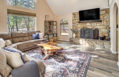 Pinetop-Lakeside Casa | Deck and Game Room Lakeside Blue Jay Chalet Cabin