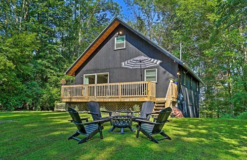 East Stroudsburg Casa | Deck and Gas Grill Modern East Stroudsburg Home!