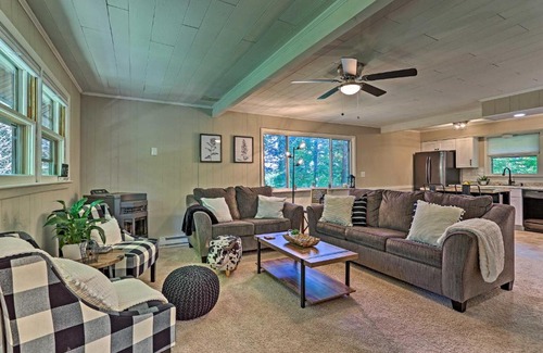 East Stroudsburg Casa | Deck and Gas Grill Modern East Stroudsburg Home!