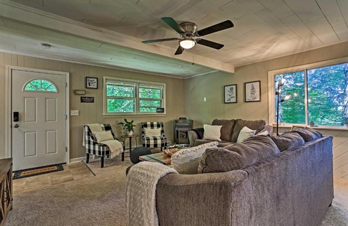 East Stroudsburg Casa | Deck and Gas Grill Modern East Stroudsburg Home!