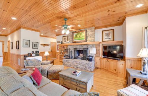 Cashiers Apartamento | Deck and Golf Course Views Inviting Cashiers Condo