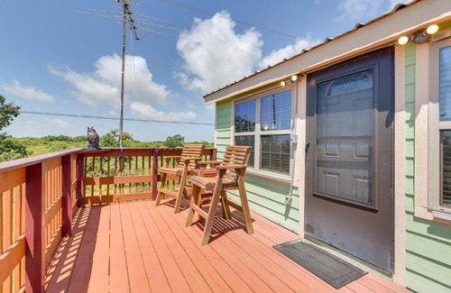 Crystal Beach Casa | Deck and Grill Sunny Cottage in Crystal Beach!