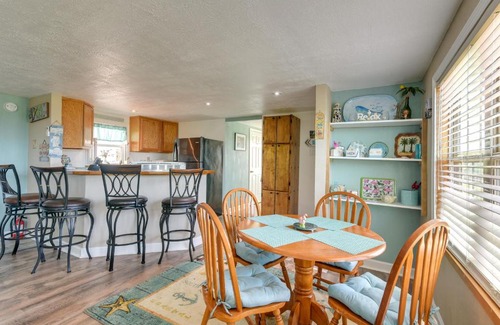 Crystal Beach Casa | Deck and Grill Sunny Cottage in Crystal Beach!
