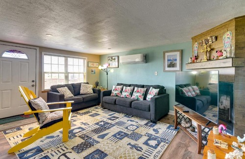 Crystal Beach Casa | Deck and Grill Sunny Cottage in Crystal Beach!