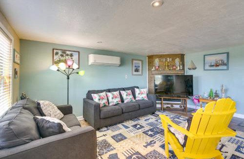 Crystal Beach Casa | Deck and Grill Sunny Cottage in Crystal Beach!